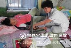 图为吉林市凤凰妇产医院派出保健科主任曹淑媛到灾区产妇家回访。