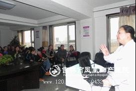 图为吉林市凤凰妇产医院业务院长、主任医师王晓燕正在为准妈妈们答疑解惑。