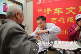 内科专家为护老院 老人作内科检查