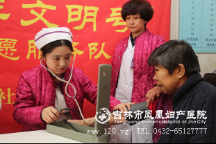 青年志愿者为住院老人测血压