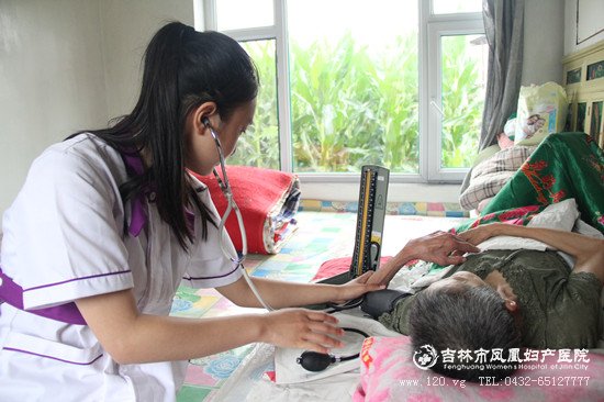 扶贫义诊“凤凰”落到马场村